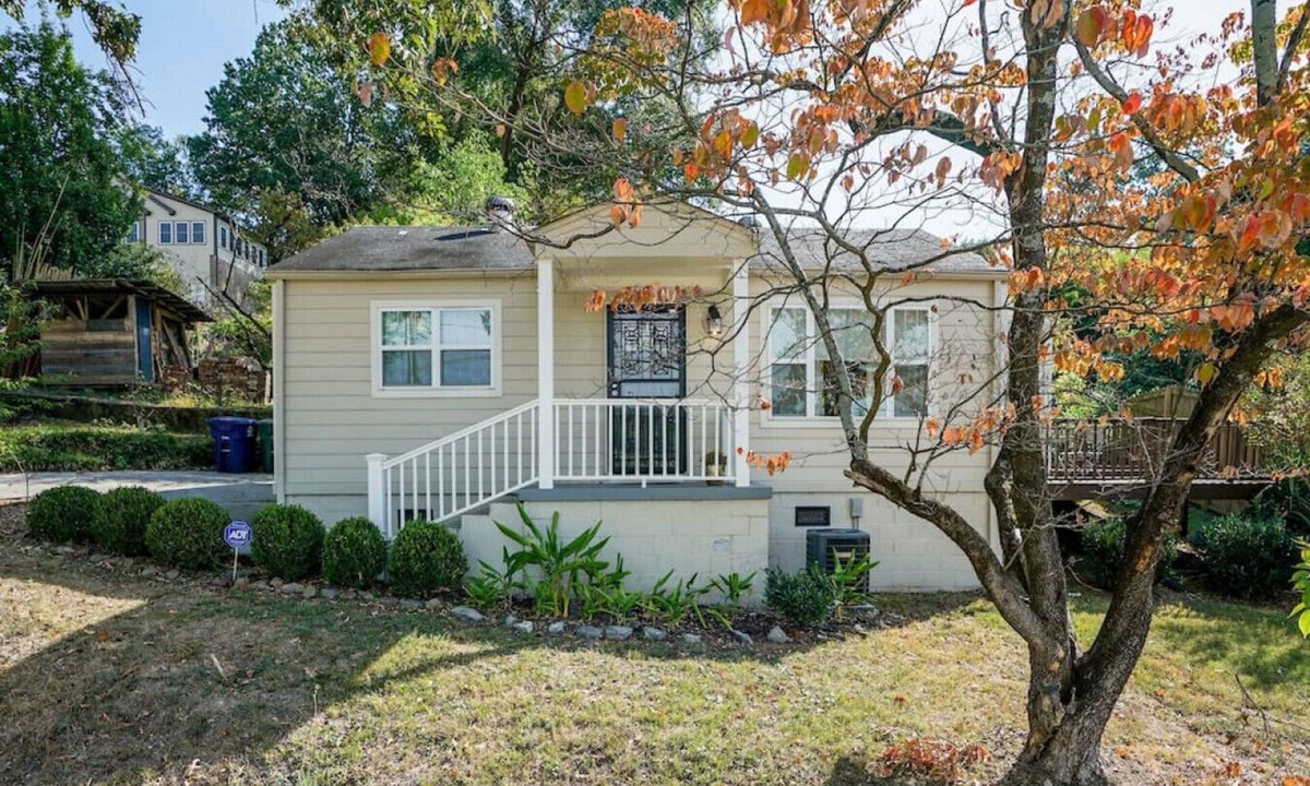 Northside House | Cozy North Shore Cottage - GREAT location, Pet friendly!