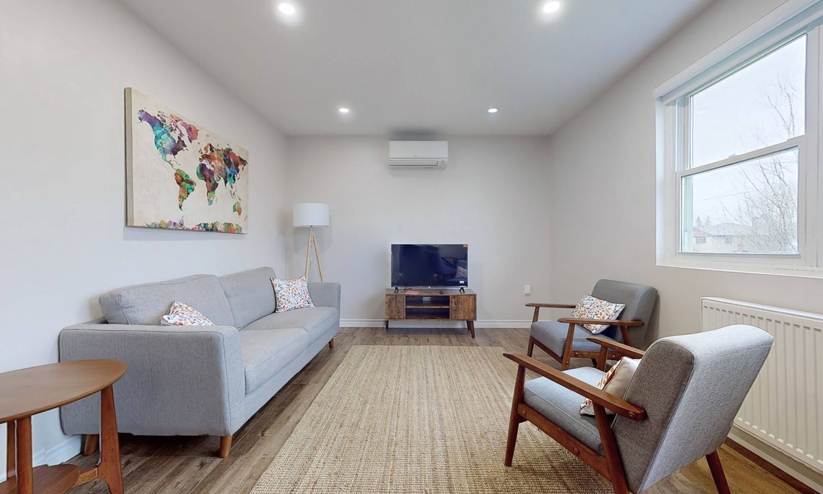 Durham Region House | Cozy Oasis in Oshawa! Spacious 3-bedroom, 1-bathroom apartment.