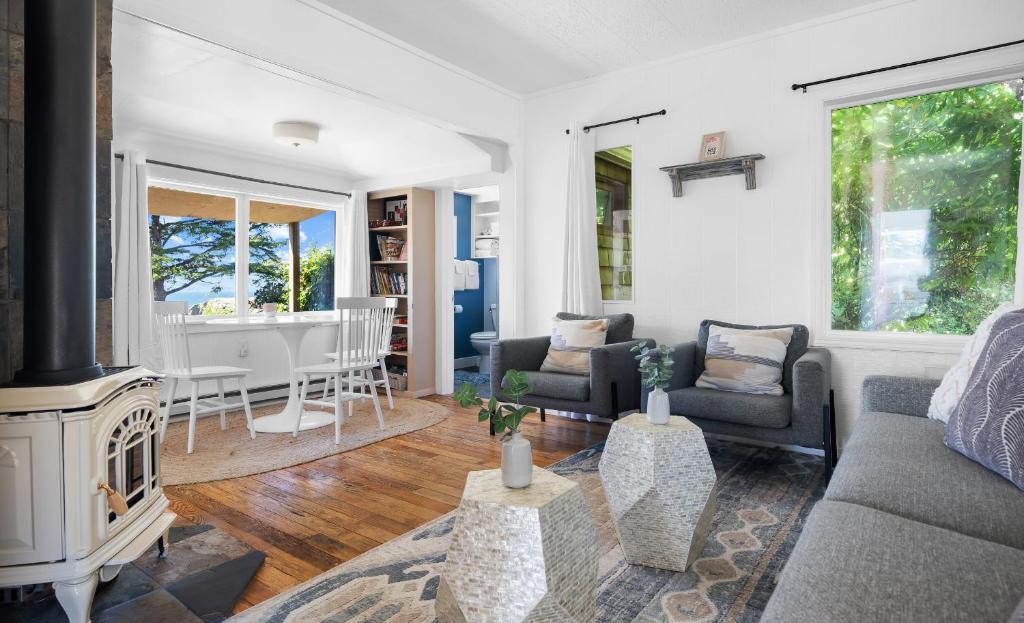 Depoe Bay House | Cozy Oceanfront Cottage Located on Pirate Cove