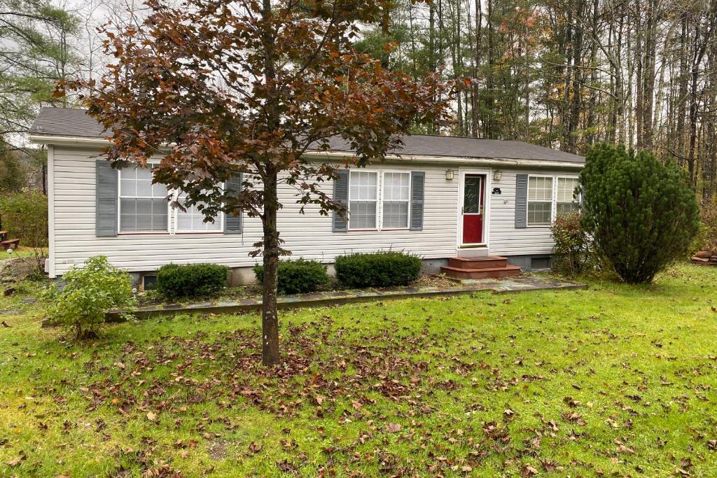 Crystal Beach House | Cozy on Lake Bomoseen