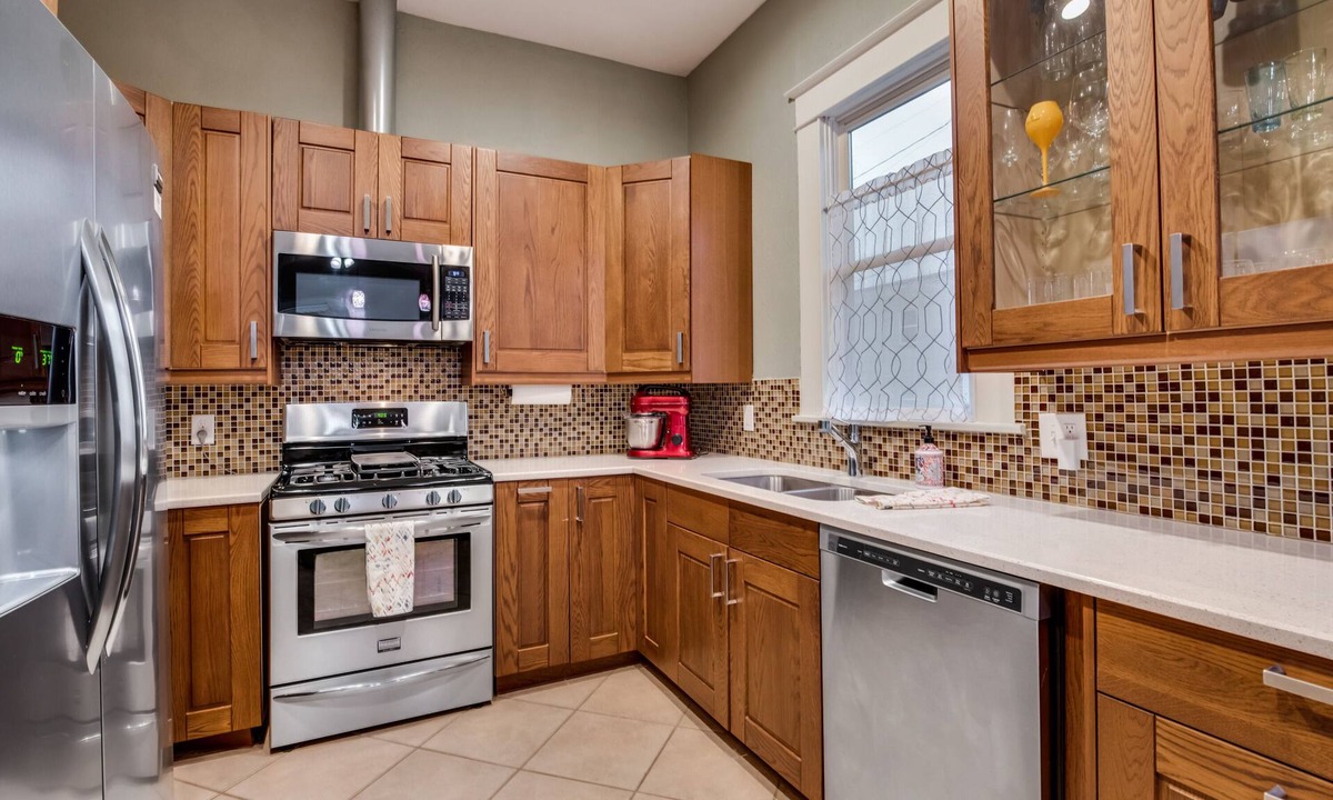 Junius Heights House | Cozy on Victor: 3 Bedrooms of Style & Comfort