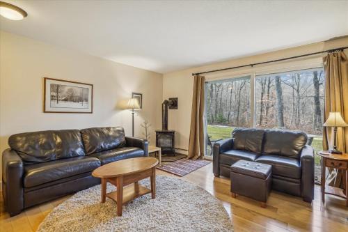 Killington House | Cozy One-Bedroom Edgemont Condo with Ski Access & Fireplace B3