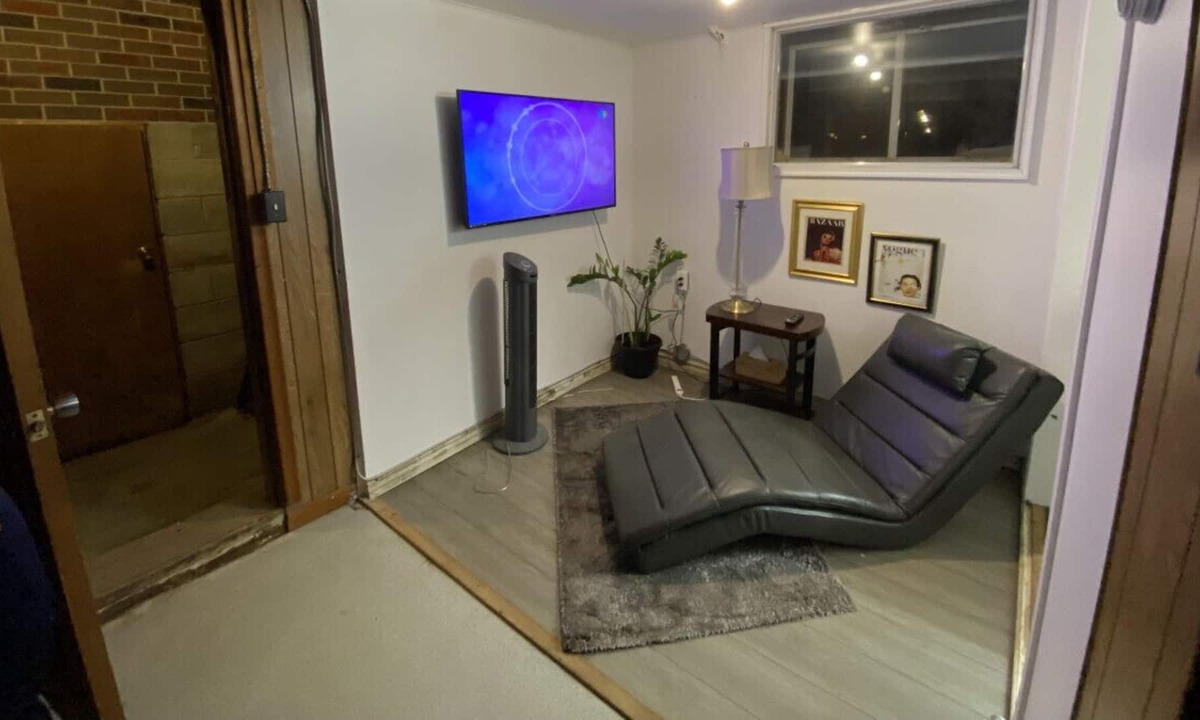 Grafton House | Cozy One-Bedroom Suite Moments from the Lake