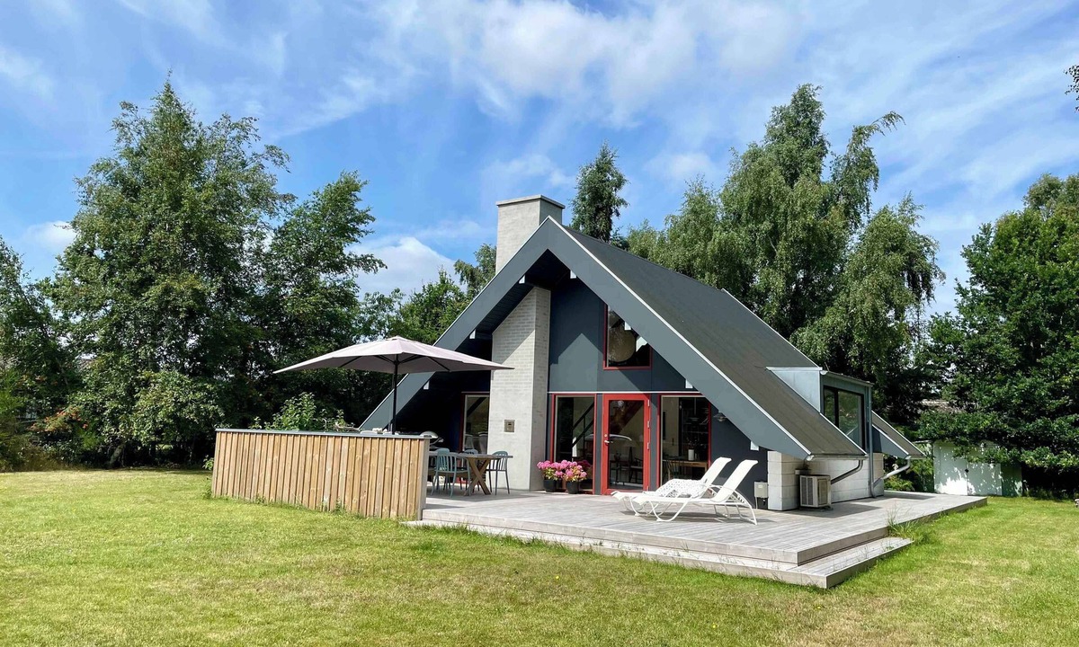 Bøtø By House | Cozy original holiday home - close to the beach