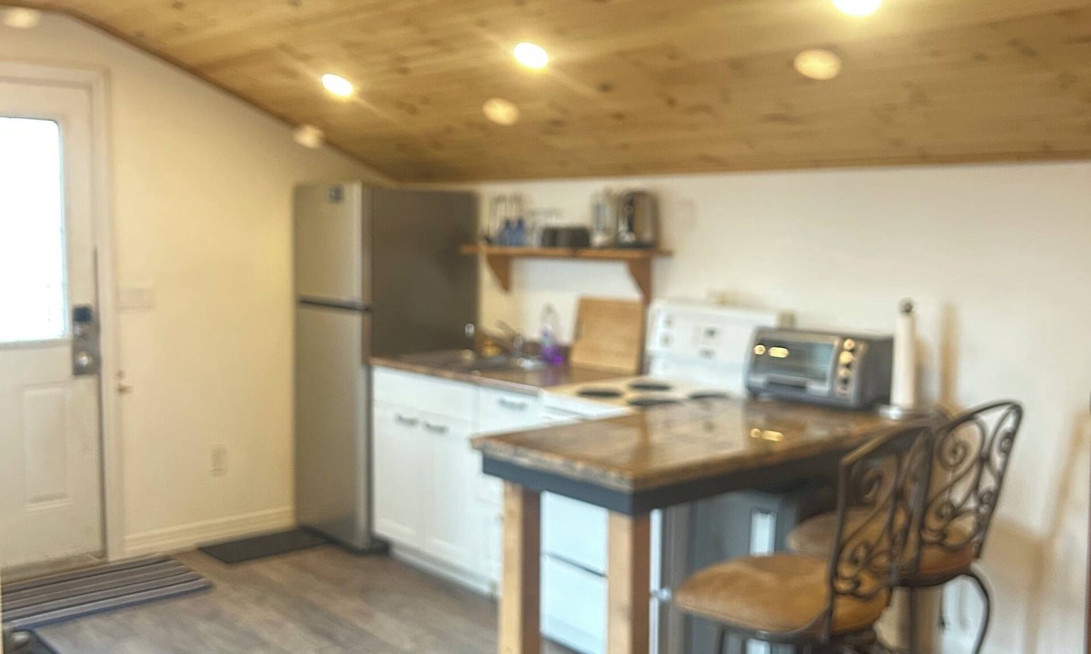 Brock Apartment | Cozy outbuilding apartment. Raised private deck. nWater front parkette.