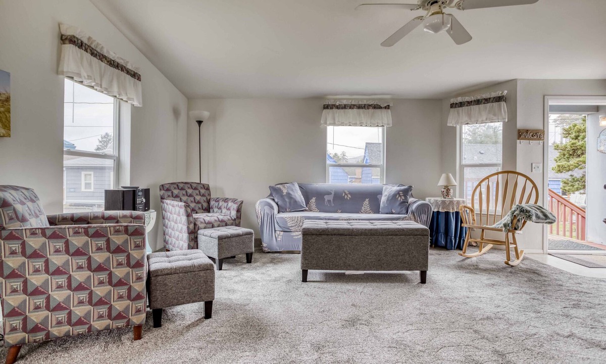 Pacific City House | Cozy Pacific City Home with Spacious Living Room is Near Restaurants and Beach!