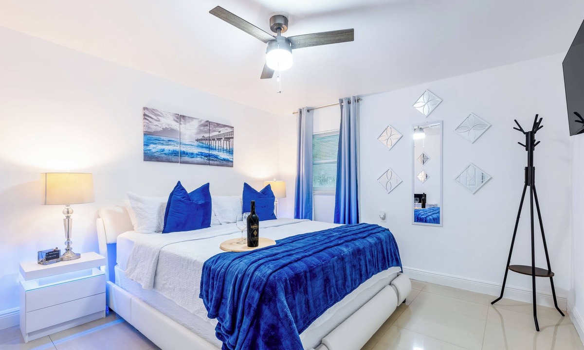 Flamingo Parks Apartment | Cozy Palm Beach Stay 5min Downtown Pets OK