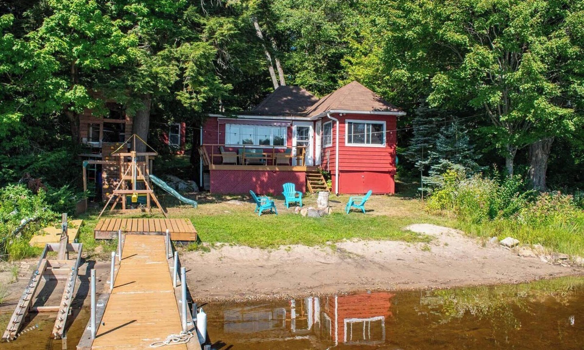 Ryerson Cottage | Cozy Paradise - Four Bedroom Cottage, Sleeps 8