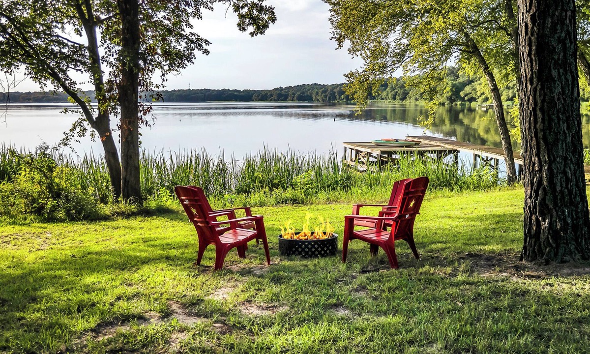 Chandler Cabin | Cozy peaceful Lake Palestine Cabin Private dock, Kayak, fire pit Wifi