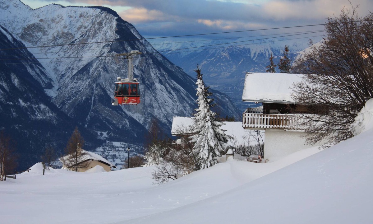 Gampel Apartment | Cozy penthouse in Swiss Chalet Style