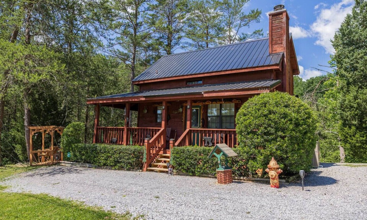 Sevierville Cabin | Cozy Pet Friendly Cabin! Pool Access, & Hot Tub!