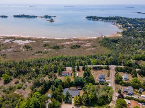 South Bruce Peninsula House | Cozy Pet Friendly Getaway w Fireplace