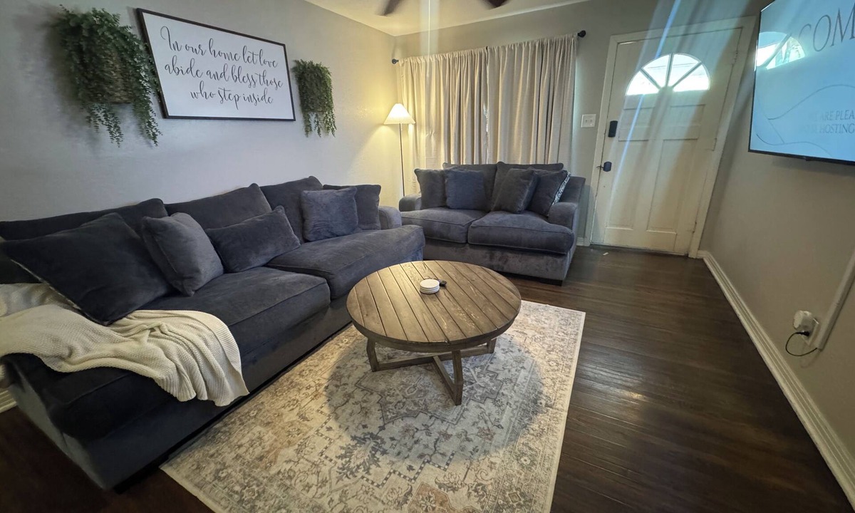 Fort Worth Cultural District House | Cozy Pet-Friendly Home Close to Everything-King Bed