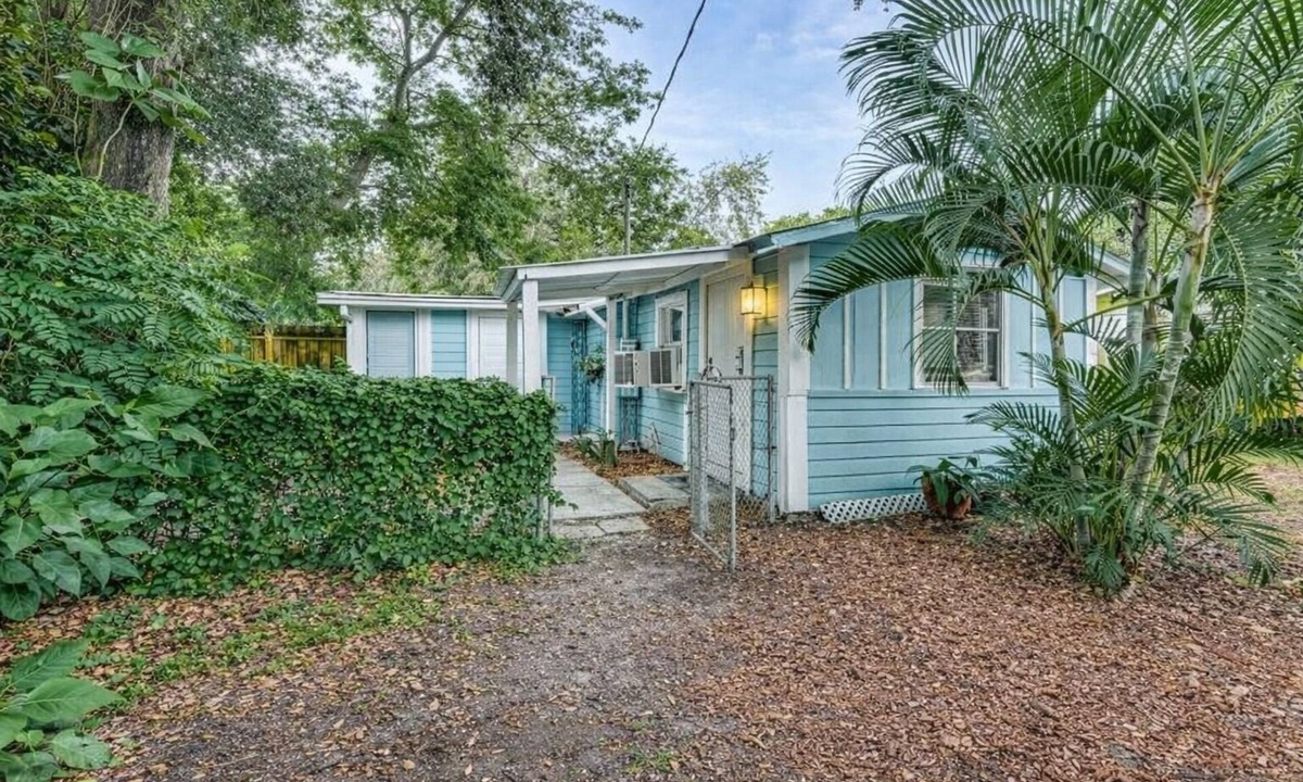 Dixieland Cottage | Cozy Pet-Friendly Studio in Downtown Lakeland