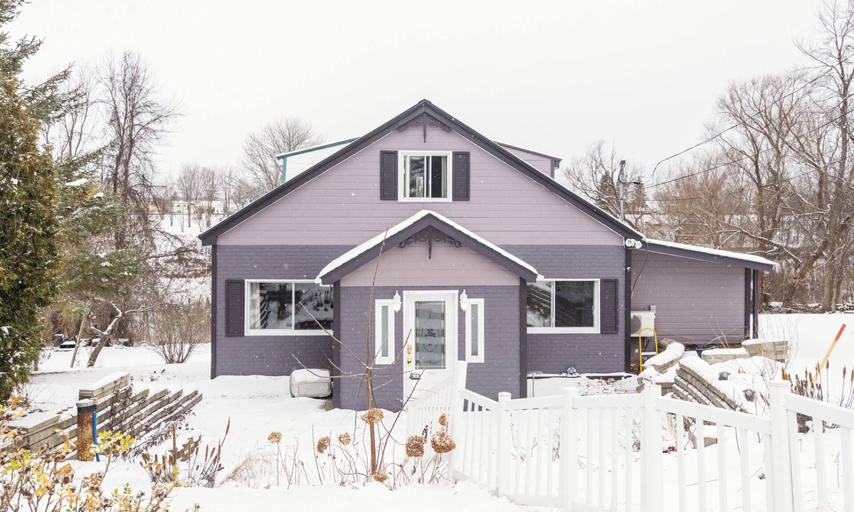 Mercier Ski Chalet | Cozy Pet-Friendly Waterfront Chalet