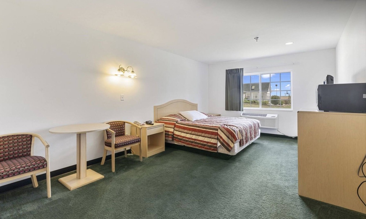 Renault Bed & Breakfast | Cozy Petite King Economy Room with Free Parking!