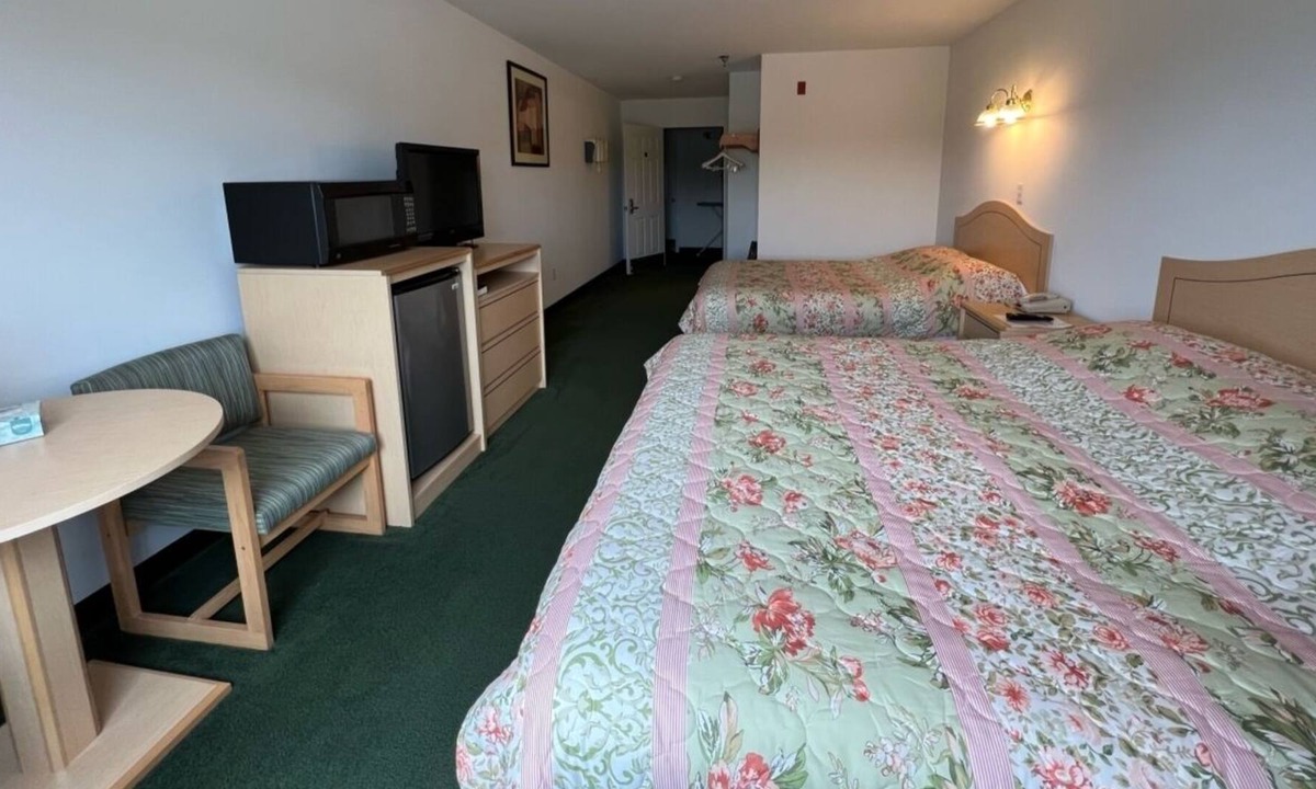 Renault Bed & Breakfast | Cozy Petite King + Queen Suite in a Friendly Town!