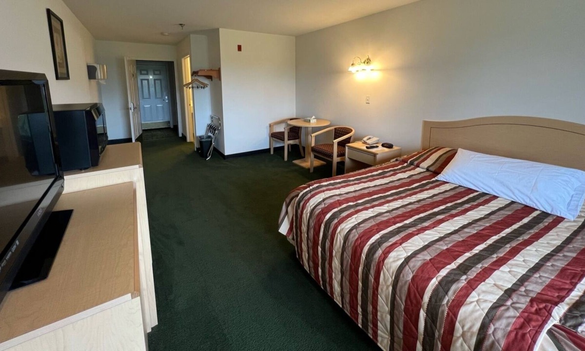 Renault Bed & Breakfast | Cozy Petite Single King Suite with Free Breakfast!