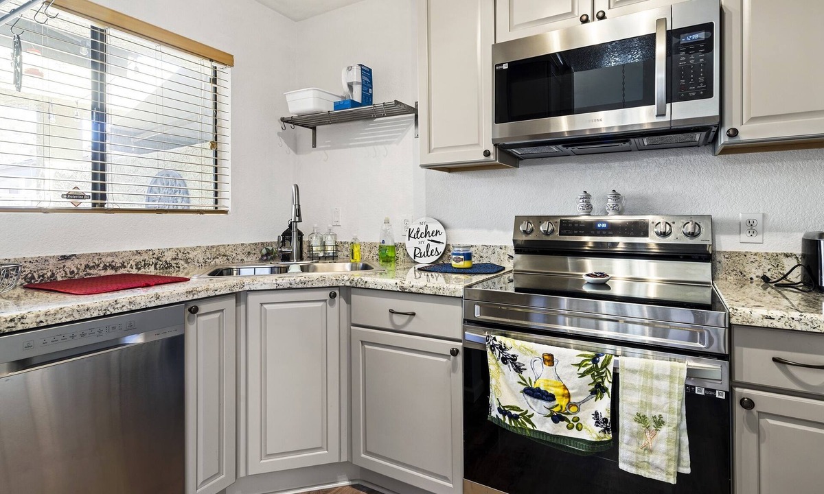 East Morningside Condo | Cozy Phoenix Condo Near Biltmore | Pool & BBQ near Golf, Dining and Shops