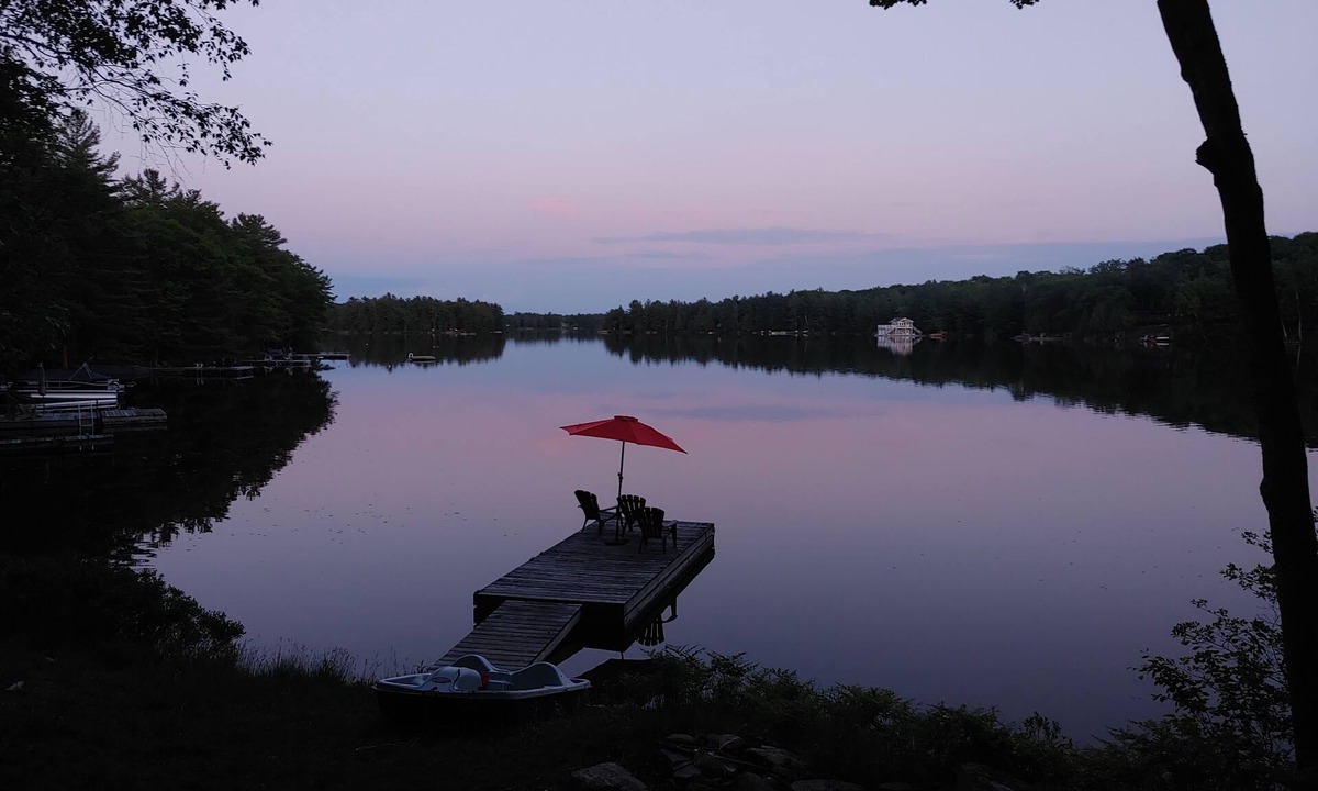 Muskoka Lakes House | Cozy Pine Waterfront Cottage, the lake is at your doorstep