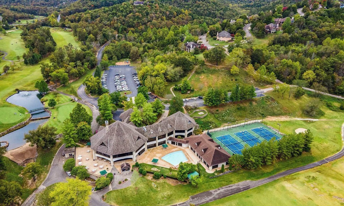 Reeds Spring Cabin | Cozy Pines Cabin | Gated Community | Pool + Golf Course | Near SDC