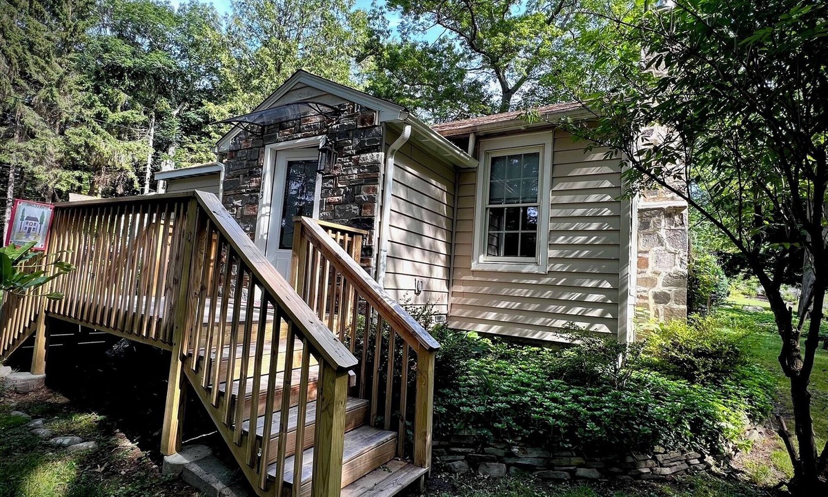 Canadensis Cottage | Cozy Pocono Retreat w/hot tub
