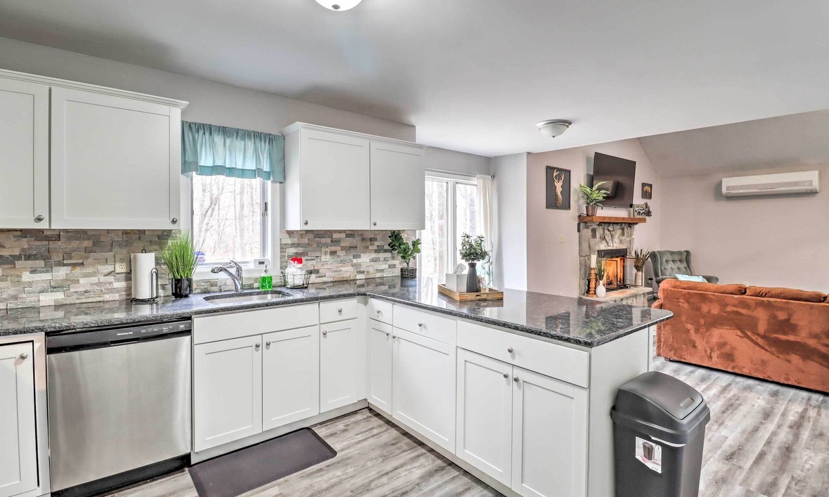 Mount Pocahontas House | Cozy Poconos Escape: Pool Access & Pet-Friendly!