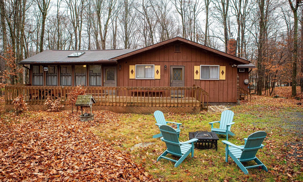 Gouldsboro House | Cozy Poconos Ranch Home w/Pool Access, Near Lake!