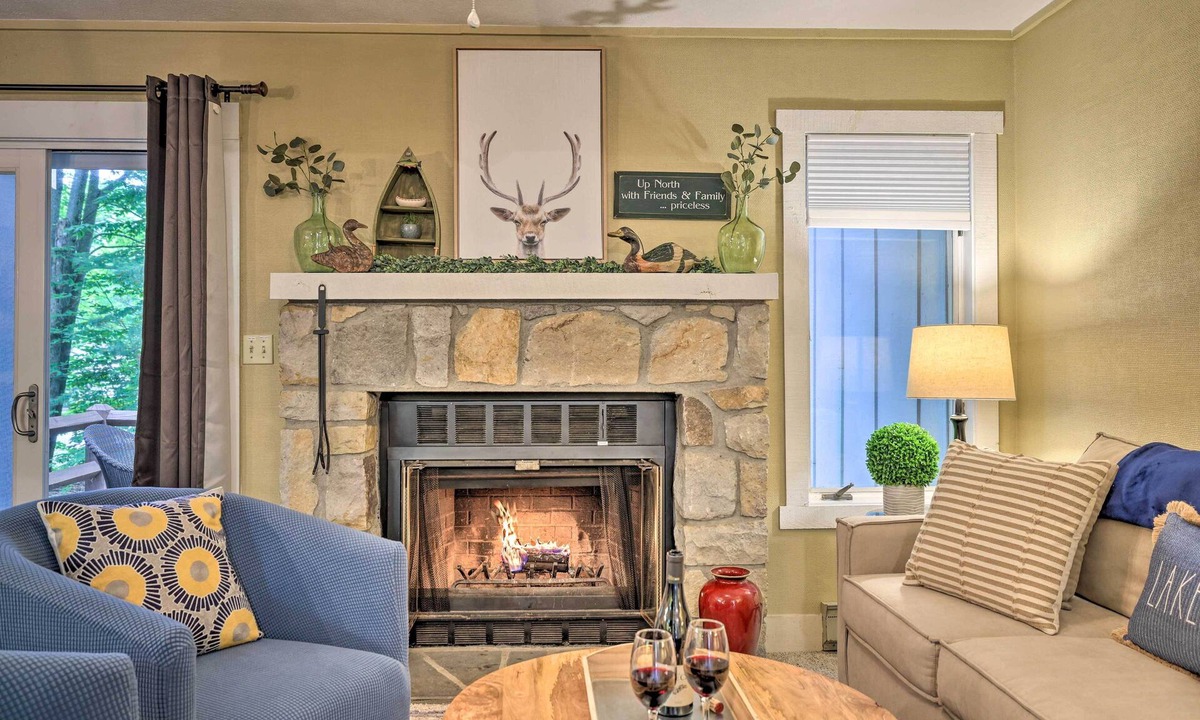 White Haven House | Cozy Poconos Townhome w/Fireplace Near Jack Frost