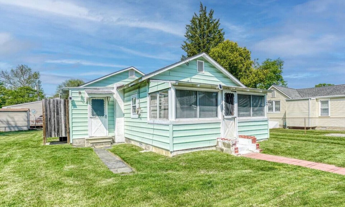 Villas House | Cozy Poolside Getaway