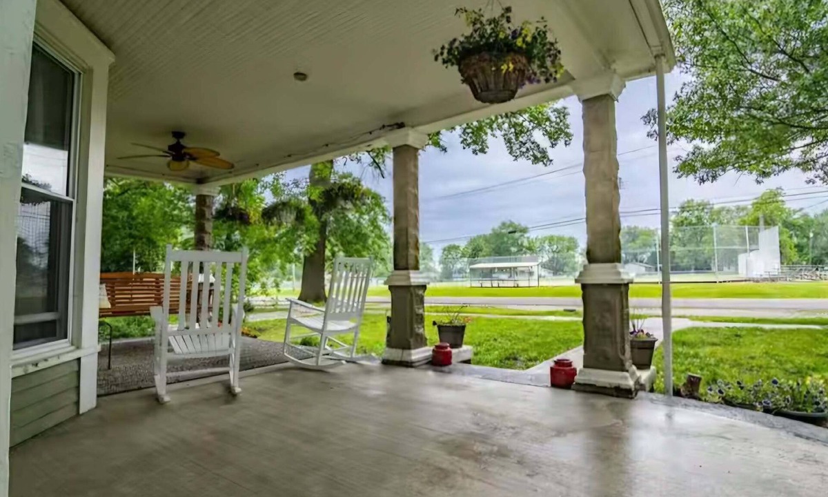 Hamilton House | Cozy Porch, Walk to Missouri Star, Family Games