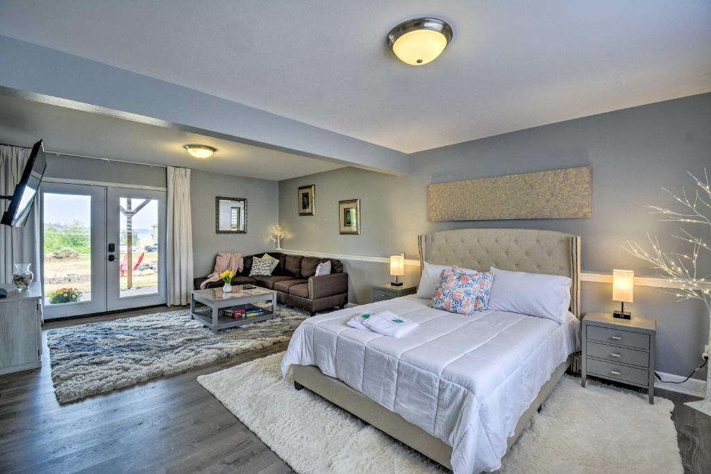 South Colby Apartment | Cozy Port Orchard Home with Grill and Fire Pit!