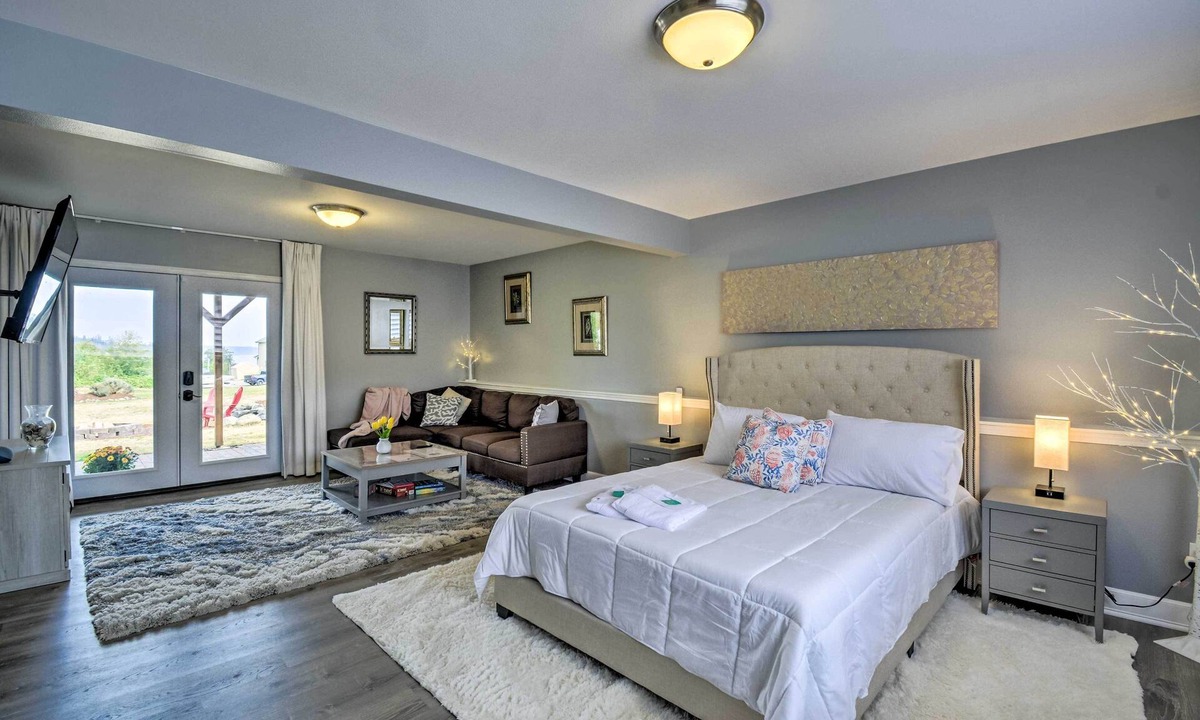 South Colby Apartment | Cozy Port Orchard Home w/Grill & Fire Pit!