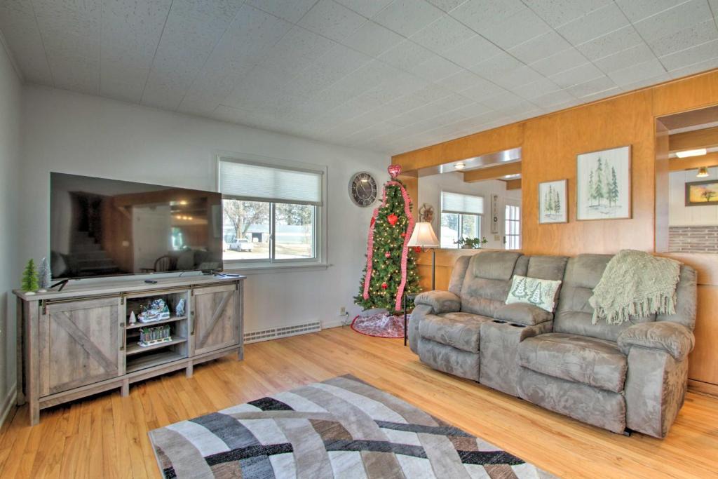 Postville House | Cozy Postville Retreat w/Fireplaces & Yard!
