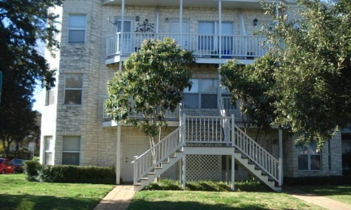 North University Condo | Cozy Pristine Sanitized Ideally Located w/Covered Parking