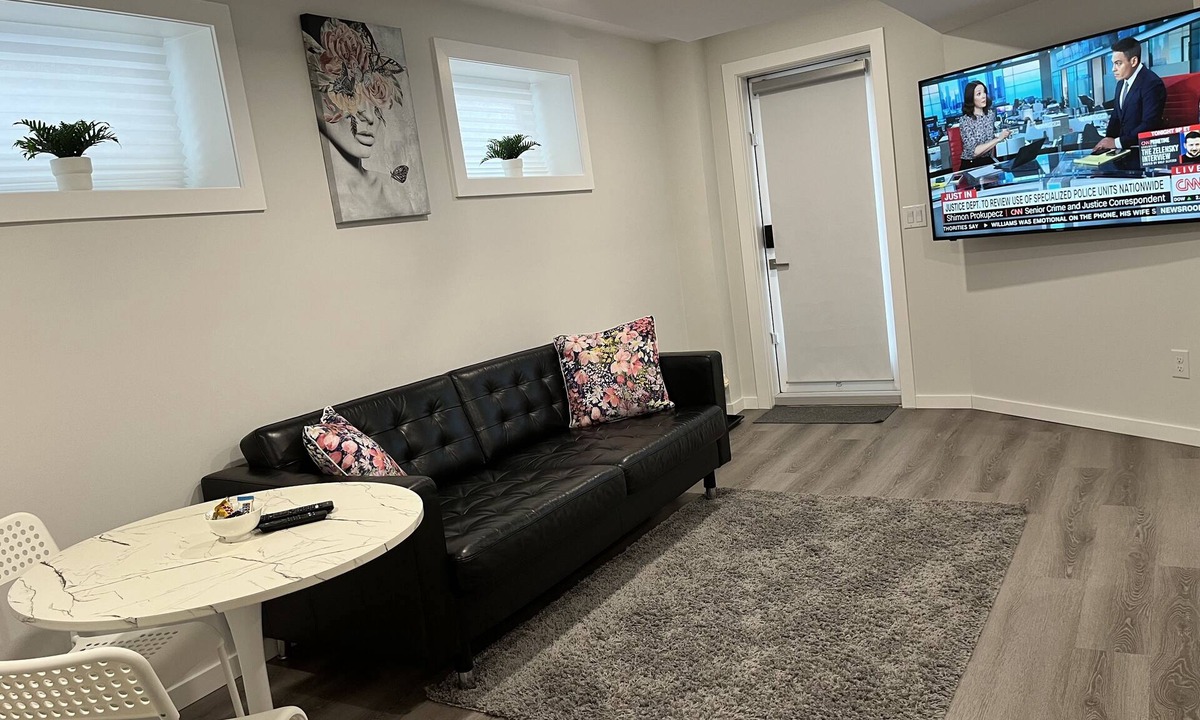Fort Gary House | Cozy Private 1-bedroom Basement Suite with free parking