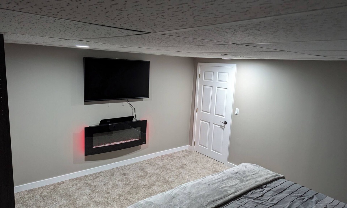 Kearney House | Cozy Private 1BR Suite, King Bed, Near Downtown