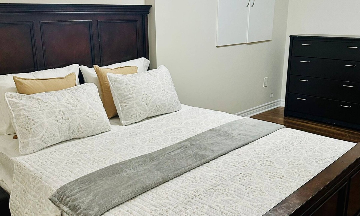 Churchill Meadows House | Cozy Private 1BR Walk-Out Suite