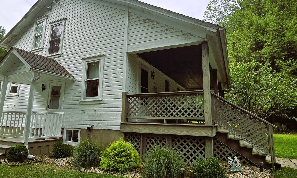 Lucinda House | Cozy, private 3 BR get-away near Clarion. Long term stays welcome. Pet-Friendly!