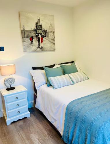 Moffat House | Cozy Private Access Room