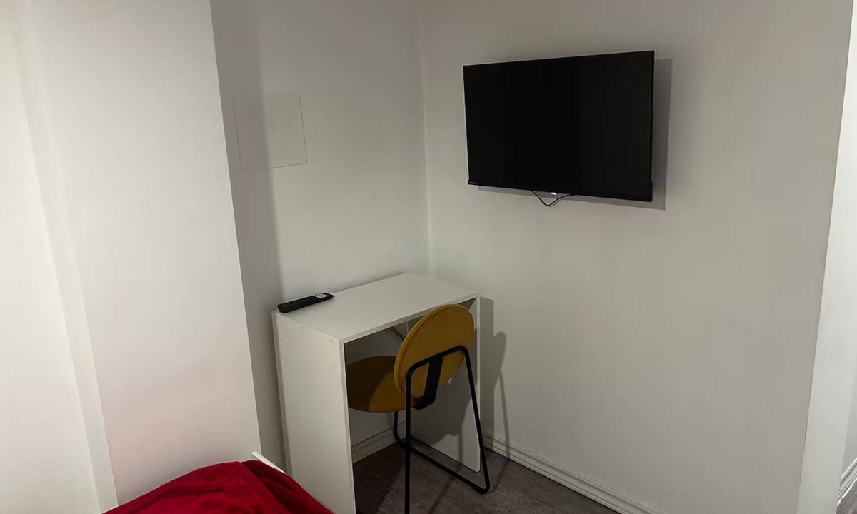 Ajax House | Cozy Private Den in Ajax