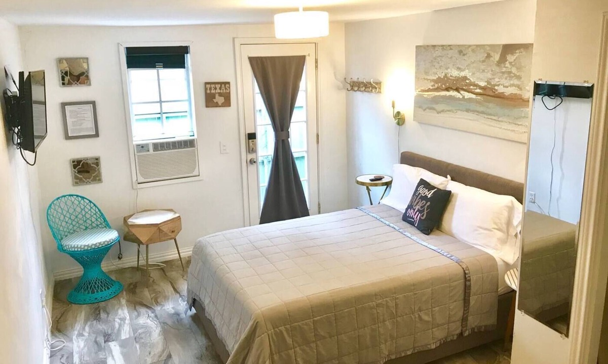 Lower Greenville House | Cozy Private Studio - near SMU w Private Parking