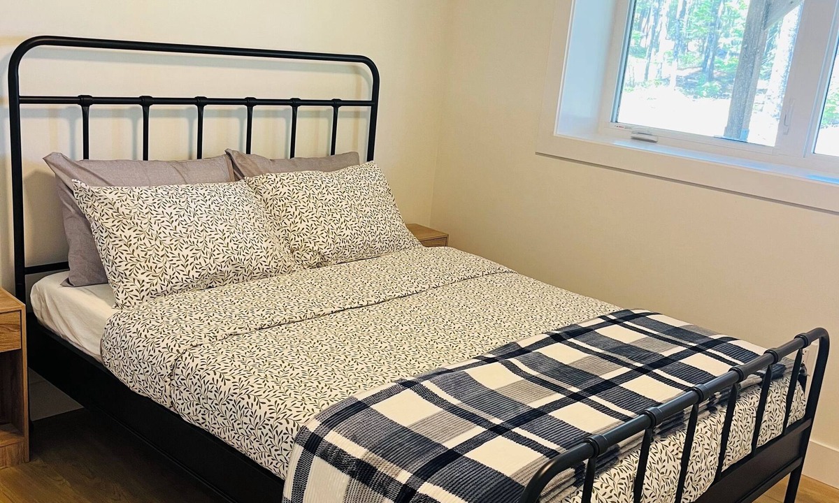 Bedford House | Cozy Private Walk-in Basement | Bed, Living Room & Kitchenette!