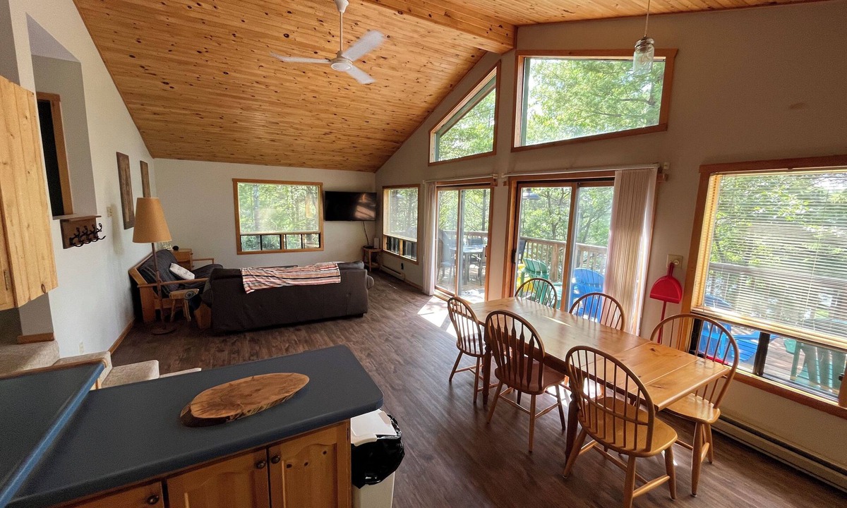 Gravenhurst Ski Chalet | Cozy Private Waterfront Cottage