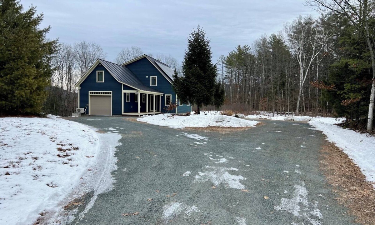 Quechee House | Cozy Quechee Getaway. Close to everything!