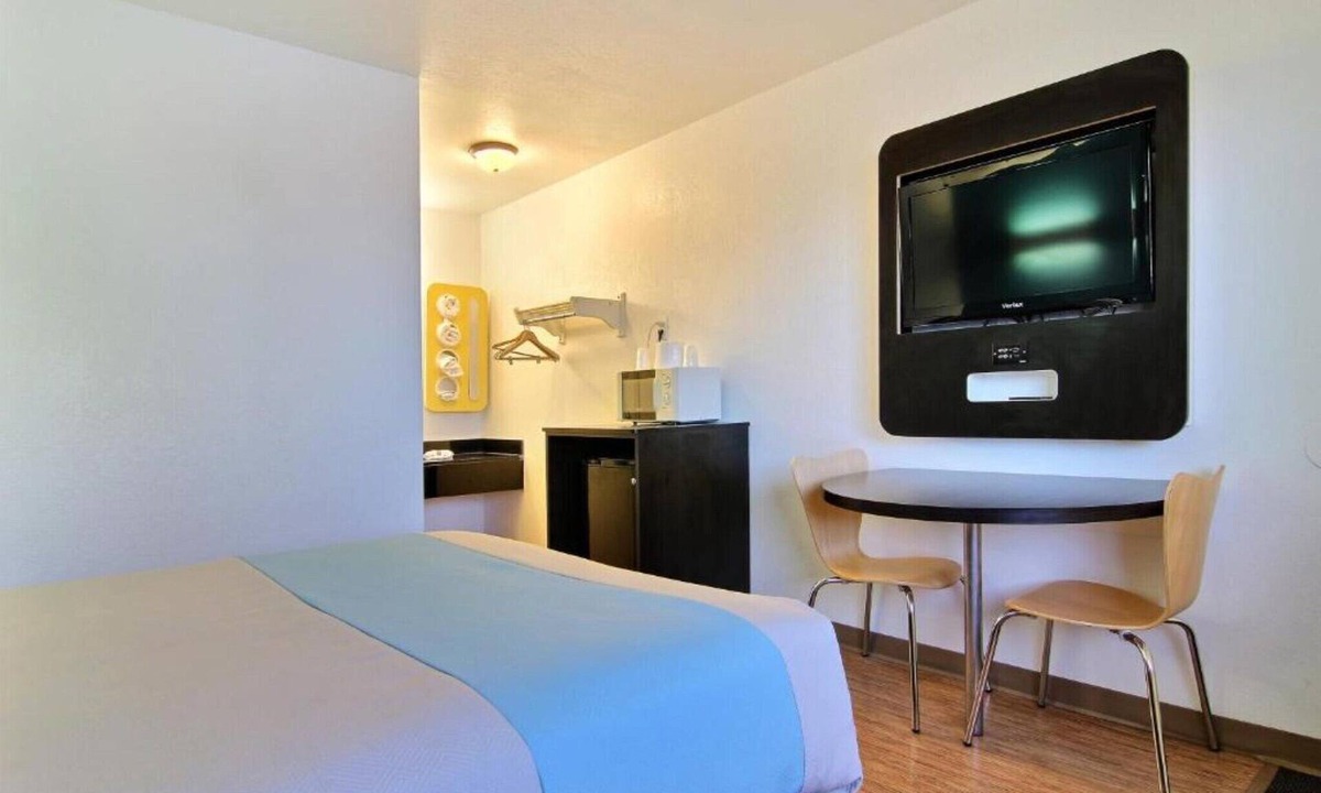 Carlsbad Hotel | Cozy Queen Bed ADA Room|Pool|Snacks