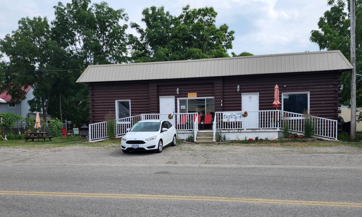 Port Burwell House | Cozy queen-sized bedrooms 3 minutes from beach