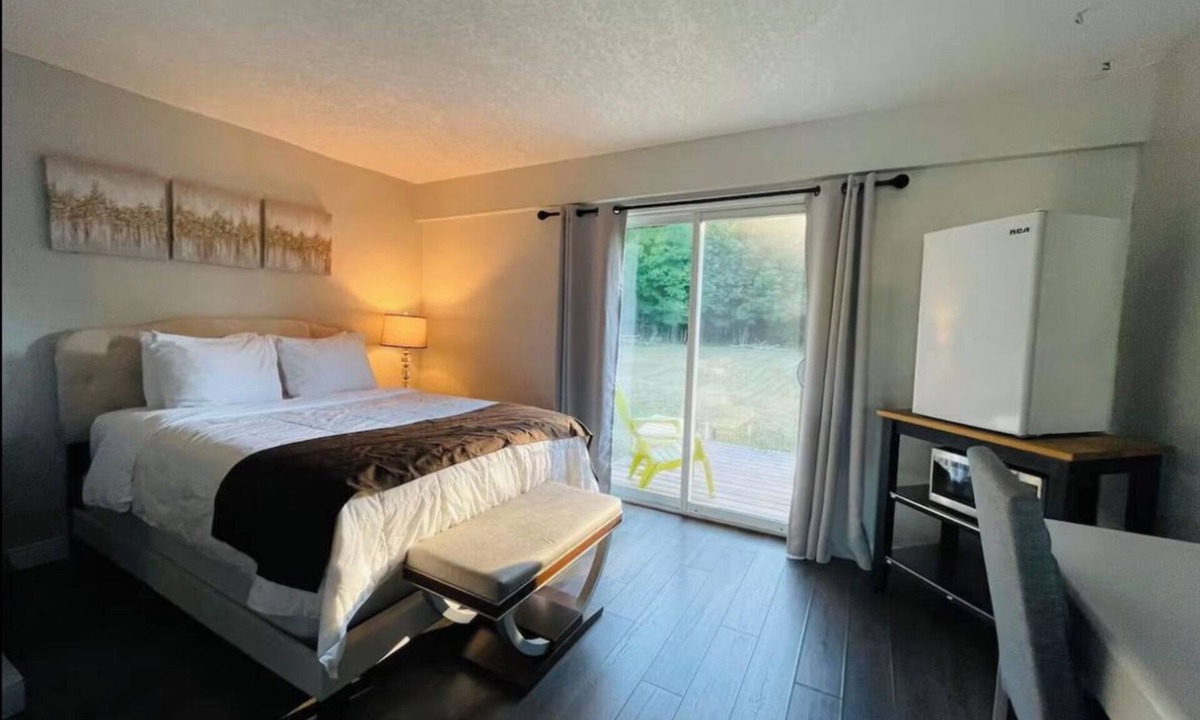 Colpoys Bay Apartment | Cozy Queen Suite 01 Peninsula Motel, Minutes from Wiarton Waterfront