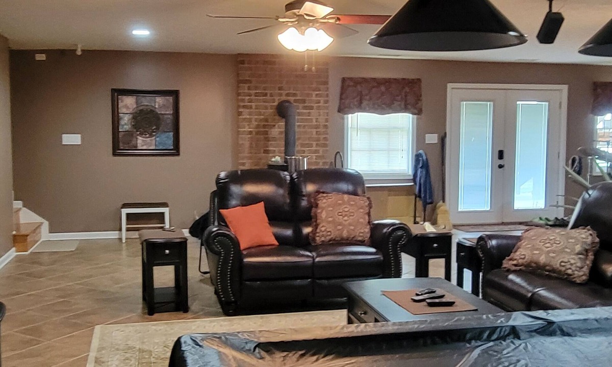 Appomattox House | Cozy & quiet 1 Bedroom apartment with pool table and big screen TV.