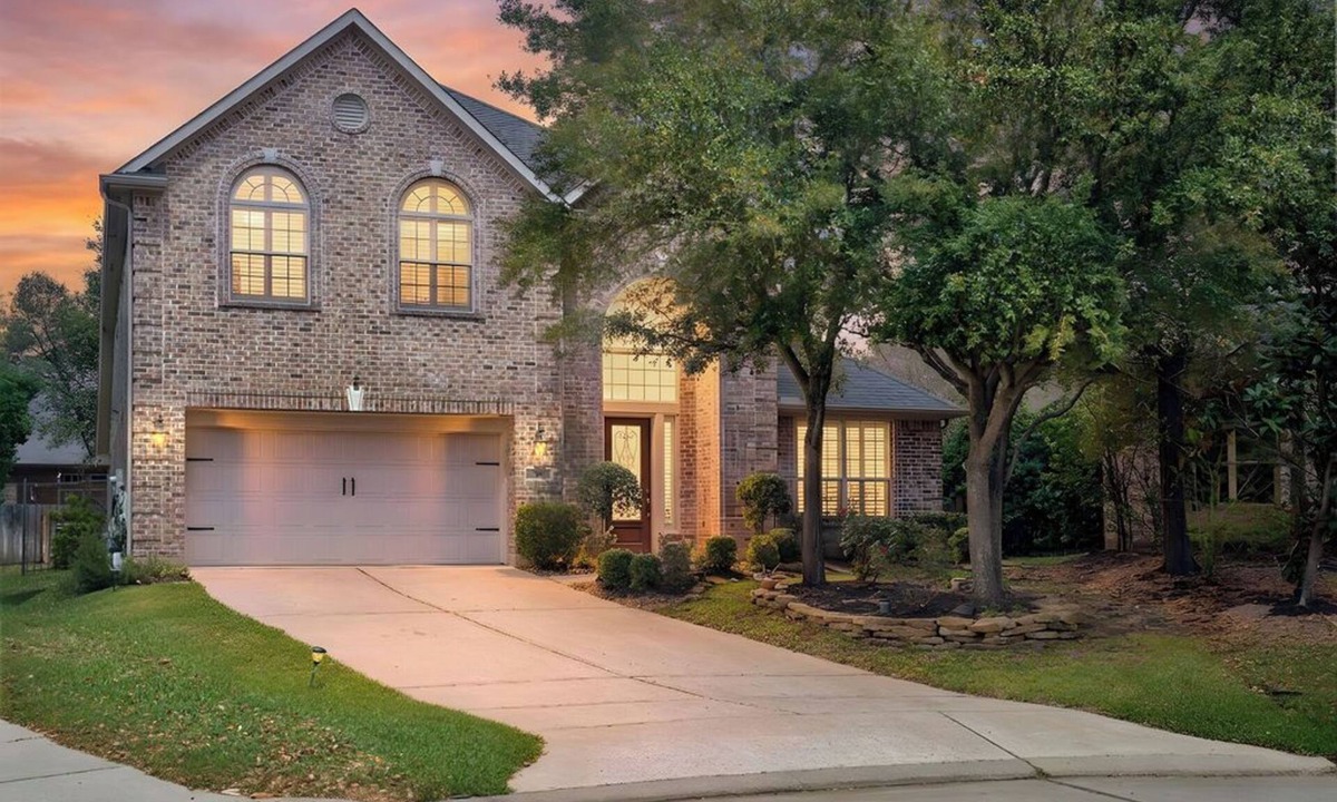 Sterling Ridge House | Cozy, Quiet 4-bedroom, 3.5 bathroom Home in The Woodlands